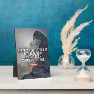 Motivatie woorden - hongerige wolf klimmen de heuv fotoplaat