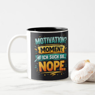 Motivation? One Sec... Nope! Funny German Quote Tweekleurige Koffiemok