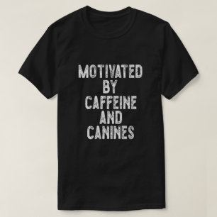 Motivering door cafeïne en kanijnen t-shirt