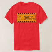 Motivering in aanbouw maandenlang onder CONSTR T-shirt (Design voorkant)
