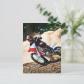 Motocross rijder gooit kussen briefkaart (Staand voorkant)