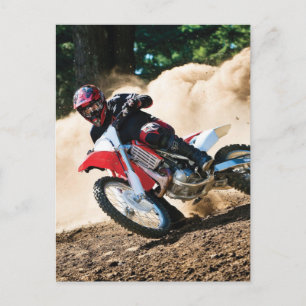 Motocross rijder gooit kussen briefkaart