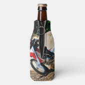 Motocross rijder gooit kussen flesjeskoeler (Fles Achterkant)