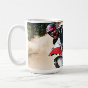 Motocross rijder gooit kussen koffiemok