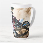 Motocross rijder gooit kussen latte mok (Rechterhoek)