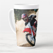 Motocross rijder gooit kussen latte mok (Linkerhoek)