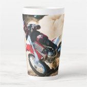 Motocross rijder gooit kussen latte mok (Voorkant)