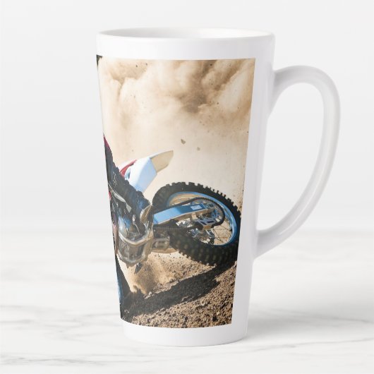 Motocross rijder gooit kussen latte mok (Rechts)