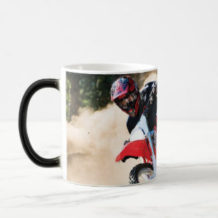 Motocross rijder gooit kussen magische mok