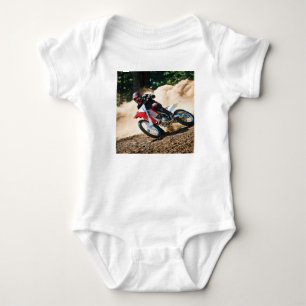 Motocross rijder gooit kussen romper