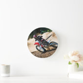 Motocross rijder gooit kussen ronde klok (Huis)