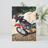Motocross rijder gooit kussen RSVP kaartje (Staand voorkant)