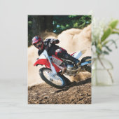 Motocross rijder gooit kussen save the date (Staand voorkant)