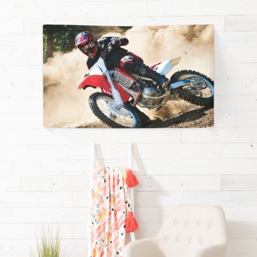 Motocross rijder gooit kussen spandoek (Insitu)