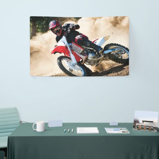 Motocross rijder gooit kussen spandoek (Beurs)