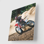 Motocross rijder gooit kussen vierkante klok (Hoek)