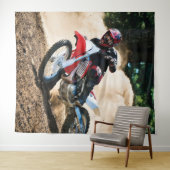 Motocross rijder gooit kussen wandkleed (In Situ (horizontaal))