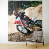 Motocross rijder gooit kussen wandkleed (In situ)