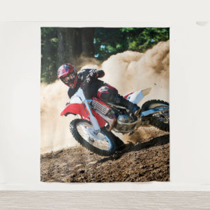 Motocross rijder gooit kussen wandkleed