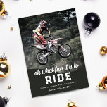 Motorcross Fun to Ride Christmas Foto Feestdagenkaart<br><div class="desc">Leg de sensatie van het seizoen vast met onze feestelijke vakantiefotokaart die is ontworpen voor motorcrossliefhebbers en hun gezinnen! De voorkant toont een prachtige, full-size foto die perfect de opwindende motorcross-avonturen van uw kind belicht, versierd met de speelse woordspeling: "Oh wat leuk is het om te rijden." Draai de kaart...</div>