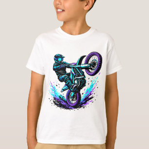 Motorcrossrijder doet een wieltje in levendige bew t-shirt