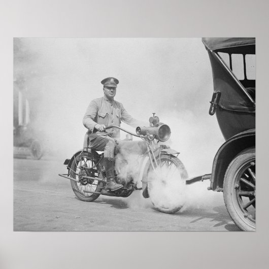 Motorcycle politieman on Duty, 1923.  foto Poster (Voorkant)