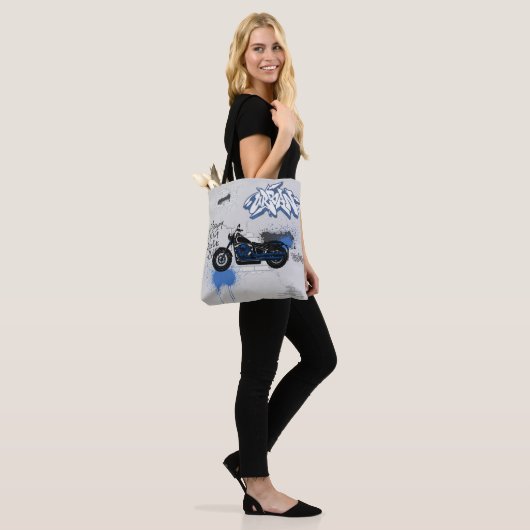 Motorfietblauw en grijze graffiti-canvas tas (Op model)
