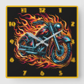Motorfiets brullend te midden van levendige vlamme vierkante klok (Voorkant)
