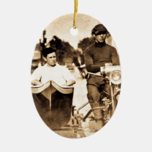  motorfiets en oude leerschool keramisch ornament