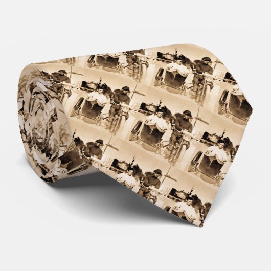  motorfiets en oude leerschool stropdas (Opgerold)