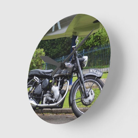 Motorfiets en spitvuur ronde klok (Hoek)