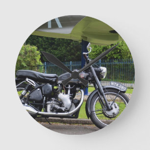 Motorfiets en spitvuur ronde klok