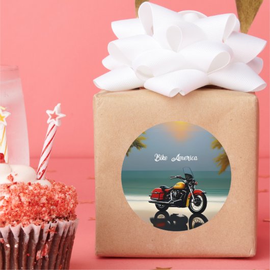 Motorfiets geparkeerd in de buurt van Ocean Ronde Sticker (Feest)