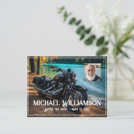 Motorfiets In de buurt van de waterviering van het Briefkaart (Staand voorkant)