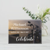 Motorfiets In de buurt van de waterviering van het Kaart (Staand voorkant)