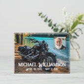 Motorfiets In de buurt van de waterviering van het Kaart (Staand voorkant)