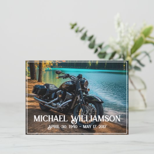 Motorfiets In de buurt van de waterviering van het Kaart (Staand voorkant)