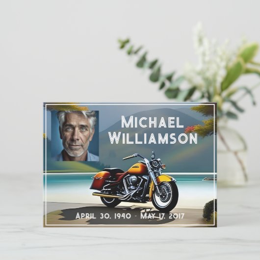 Motorfiets In de buurt van de waterviering van het Kaart (Staand voorkant)