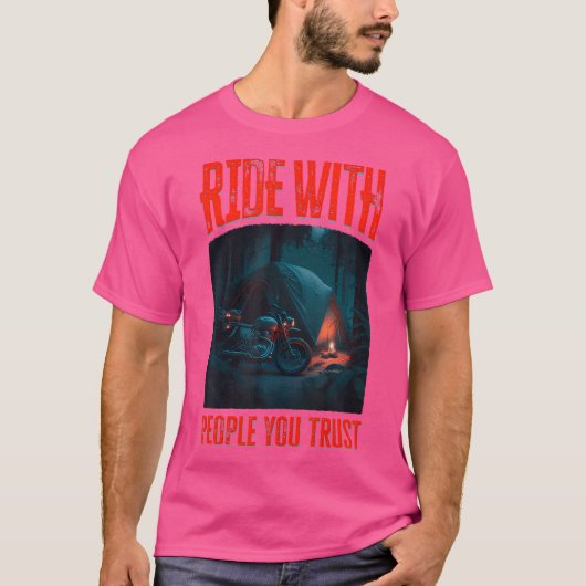 Motorfiets kamperen Ride met mensen die je vertrou T-shirt (Voorkant)