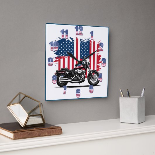 Motorfiets met Amerikaanse vlag achtergrond Vierkante Klok (Kantoor)