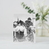  motorfiets met autowrakken en motorfiets met moto briefkaart (Staand voorkant)