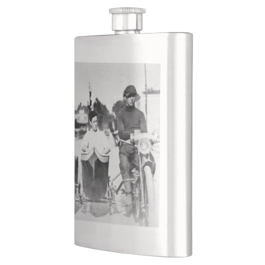  motorfiets met autowrakken en motorfiets met moto flacon (Links)