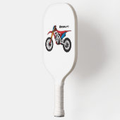 Motorfiets met rode vuilniswagen pickleball paddle (Links)