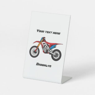 Motorfiets met rode vuilniswagen reclamebord met voetstuk