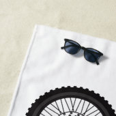 Motorfiets met rode vuilniswagen strandlaken (In situ)