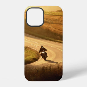 Motorfiets op landweg op een herfstavond.  iPhone 12 hoesje