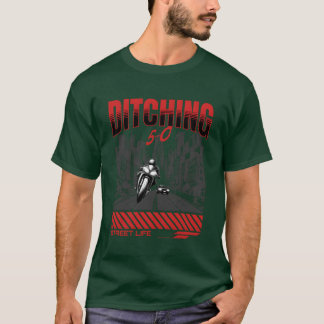 Motorfiets rijdt weg van een vriend in een patroui t-shirt