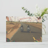 Motorfietsen op een collage van de verfskolon op d feestdagenkaart (Staand voorkant)