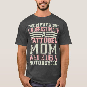 Motorfietser met tatoeage t-shirt