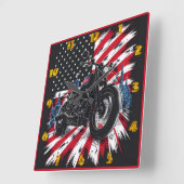 Motorrijden tegen een patriottische achtergrond vierkante klok (Hoek)